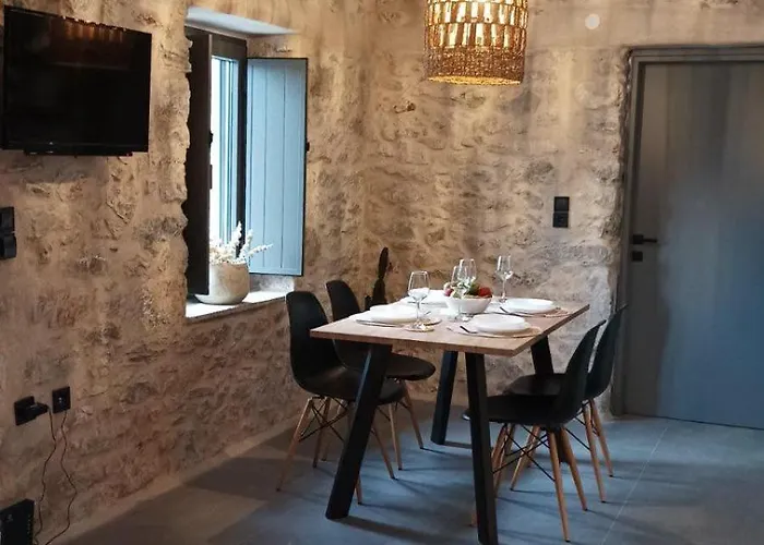 Pyrrichos Stone House * Pirrikhos